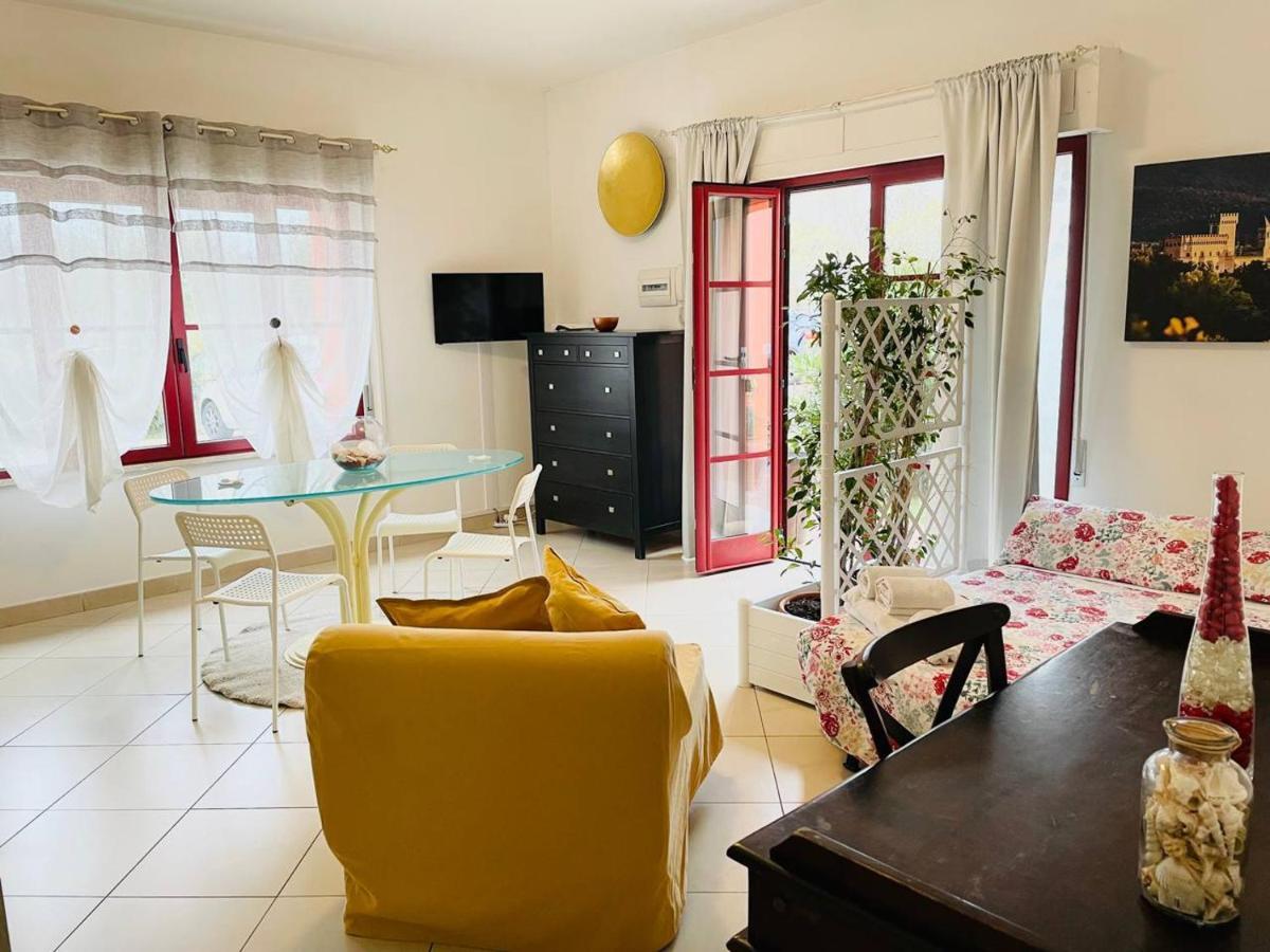 Regina Del Mare Holiday Apartments ตีร์เรเนีย ภายนอก รูปภาพ