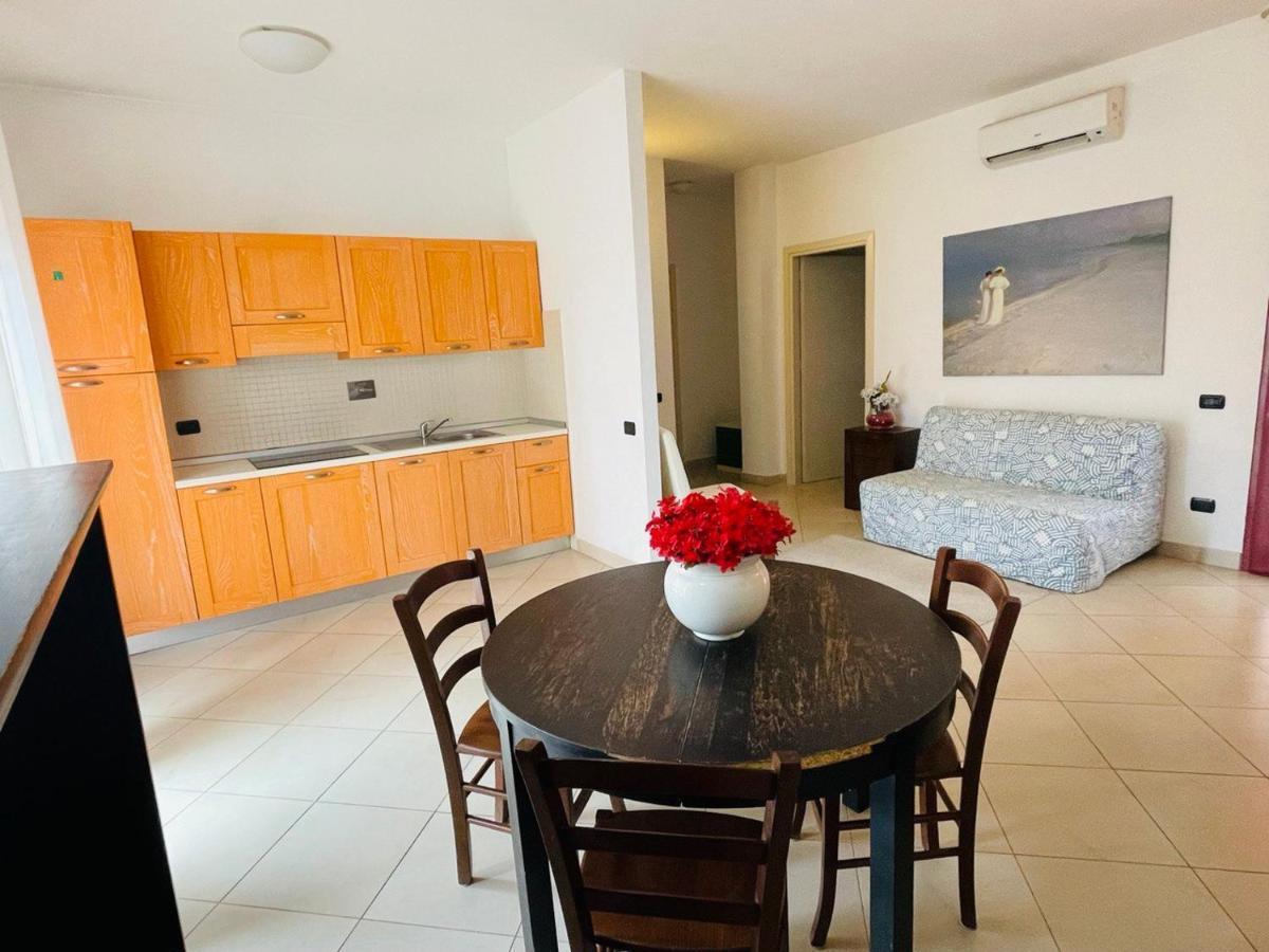Regina Del Mare Holiday Apartments ตีร์เรเนีย ภายนอก รูปภาพ