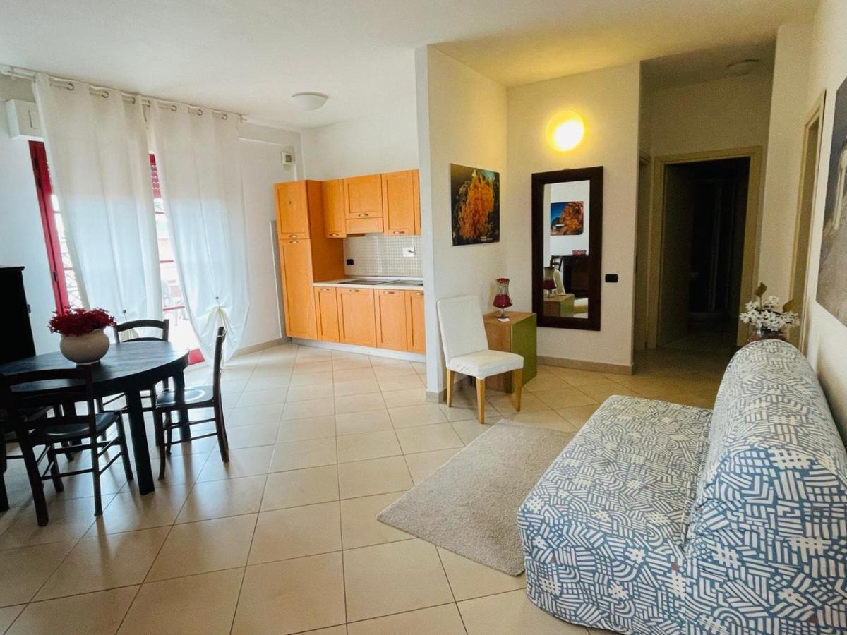 Regina Del Mare Holiday Apartments ตีร์เรเนีย ภายนอก รูปภาพ
